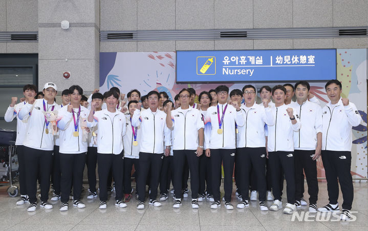 [인천공항=뉴시스] 김근수 기자 = 2022 항저우 아시안게임 대한민국 남자 야구 대표팀 선수들이 8일 인천 중구 인천국제공항 제1여객터미널 입국장 앞에서 기념촬영을 하고 있다. 2023.10.08. ks@newsis.com