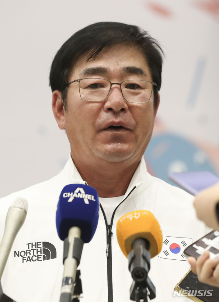 [인천공항=뉴시스] 김근수 기자 = 2022 항저우 아시안게임 대한민국 남자 야구 대표팀 류중일 감독이 8일 인천 중구 인천국제공항 제1여객터미널 입국장 앞에서 취재진 질문에 답하고 있다. 2023.10.08. ks@newsis.com