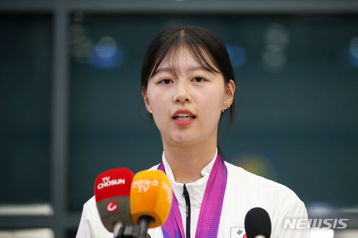 [인천공항=뉴시스] 김근수 기자 = 제19회 항저우 아시안게임 양궁 3관왕을 기록한 임시현이 8일 오후 인천국제공항을 통해 귀국해 인터뷰하고 있다. 양궁 여자 리커브 임시현은 여자 단체전, 혼성, 개인전을 모두 휩쓸며 금메달 3개를 따냈다. 2023.10.08. ks@newsis.com