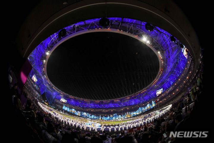 [항저우=뉴시스] 정병혁 기자 = 8일 중국 항저우 올림픽스포츠센터 스타디움에서 2022 항저우 아시안게임 폐회식 피날레 공연이 펼쳐지고 있다. 2023.10.08. jhope@newsis.com