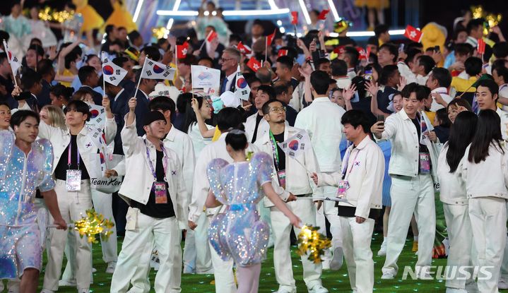[항저우=뉴시스] 조수정 기자 = 2022 항저우 아시안게임 폐막식이 열린 8일 중국 항저우 올림픽스포츠센터 스타디움에서 한국 선수단이 태극기를 흔들고 있다. 2023.10.08. chocrystal@newsis.com
