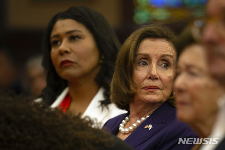 [샌프란시스코=AP/뉴시스] 낸시 펠로시 전 미국 연방 하원의장(가운데)이 지난해 10월8일 캘리포니아주 샌프란시스코 유대교 회당에서 열린 한 행사에 참석해 연설을 듣는 모습. 2024.01.29.