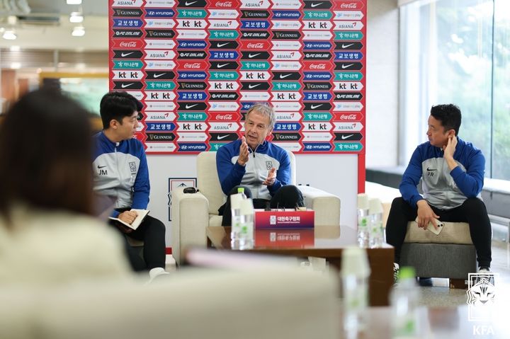 [서울=뉴시스] 위르겐 클린스만 한국 남자 축구 대표팀 감독이 9일 파주 국가대표트레이닝센터(NFC)에서 진행한 10월 A매치 소집 전 기자회견에서 질문에 답하고 있다. (사진=대한축구협회 제공) *재판매 및 DB 금지