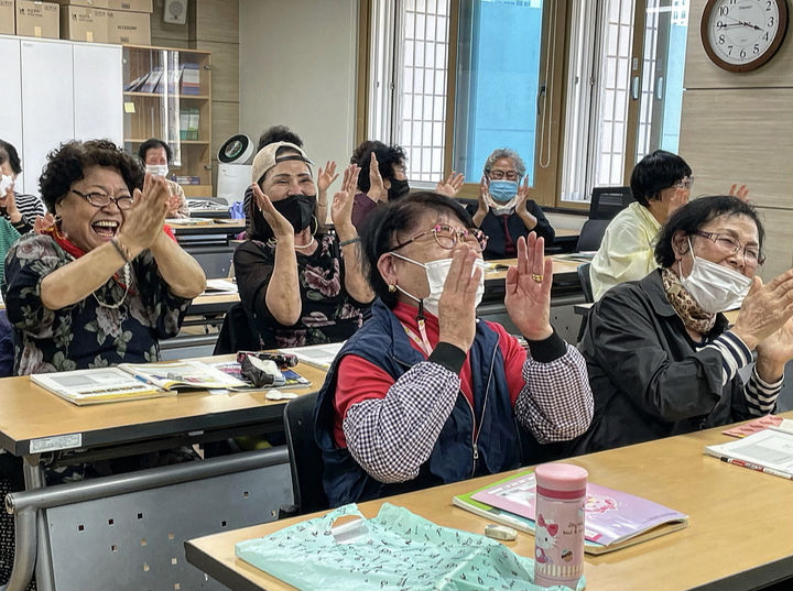 [대구=뉴시스] 정재익 기자 = 한글날을 사흘 앞둔 6일 오후 대구시 서구 날뫼학당 수업에 참여한 노인들이 박장대소하고 있다. 2023.10.09. jjikk@newsis.com *재판매 및 DB 금지
