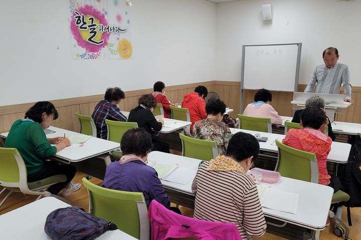 [대구=뉴시스] 이상제 기자 = 한글날을 사흘 앞둔 6일 대구 남구 평생학습관에서 문해학당 어르신들이 수업을 듣고 있다. 2023.10.06. king@newsis.com *재판매 및 DB 금지
