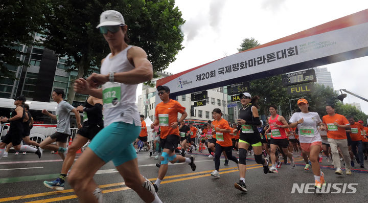 [서울=뉴시스] 김금보 기자 = 9일 오전 서울 강남구 봉은사로 일대에서 열린 '제20회 국제평화마라톤'에서 마라토너들이 출발하고 있다. 이번 행사에는 주한 미8군 사령부, 각국 대사관, 외국인, 동호회원 등 6000여 명이 참가했다. 2023.10.09. kgb@newsis.com