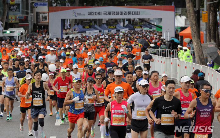 [서울=뉴시스] 김금보 기자 = 9일 오전 서울 강남구 봉은사로 일대에서 열린 '제20회 국제평화마라톤'에서 마라토너들이 출발하고 있다. 이번 행사에는 주한 미8군 사령부, 각국 대사관, 외국인, 동호회원 등 6000여 명이 참가했다. 2023.10.09. kgb@newsis.com