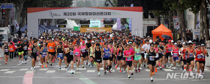 [서울=뉴시스] 김금보 기자 = 9일 오전 서울 강남구 봉은사로 일대에서 열린 '제20회 국제평화마라톤'에서 마라토너들이 출발하고 있다. 이번 행사에는 주한 미8군 사령부, 각국 대사관, 외국인, 동호회원 등 6000여 명이 참가했다. 2023.10.09. kgb@newsis.com
