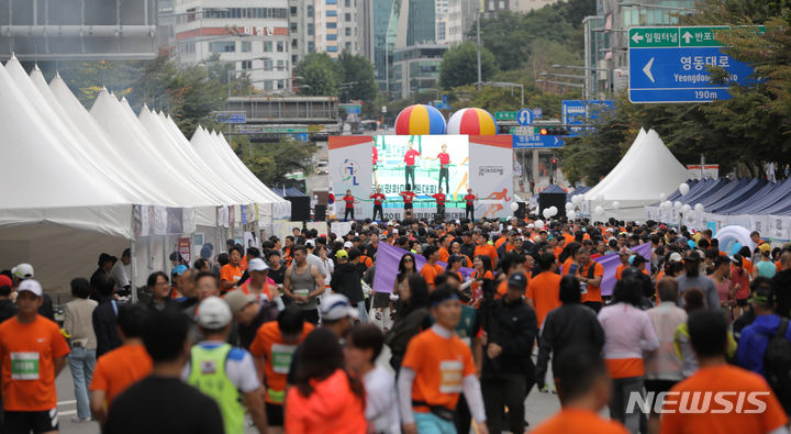 [서울=뉴시스] 김금보 기자 = 9일 오전 서울 강남구 봉은사로 일대에서 열린 '제20회 국제평화마라톤'에서 마라토너들이 대회 준비를 하고 있다. 이번 행사에는 주한 미8군 사령부, 각국 대사관, 외국인, 동호회원 등 6000여 명이 참가했다. 2023.10.09. kgb@newsis.com