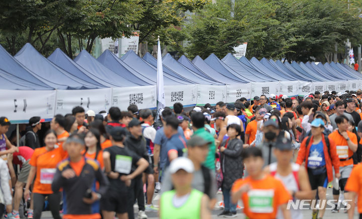 [서울=뉴시스] 김금보 기자 = 9일 오전 서울 강남구 봉은사로 일대에서 열린 '제20회 국제평화마라톤'에서 마라토너들이 대회 준비를 하고 있다. 이번 행사에는 주한 미8군 사령부, 각국 대사관, 외국인, 동호회원 등 6000여 명이 참가했다. 2023.10.09. kgb@newsis.com