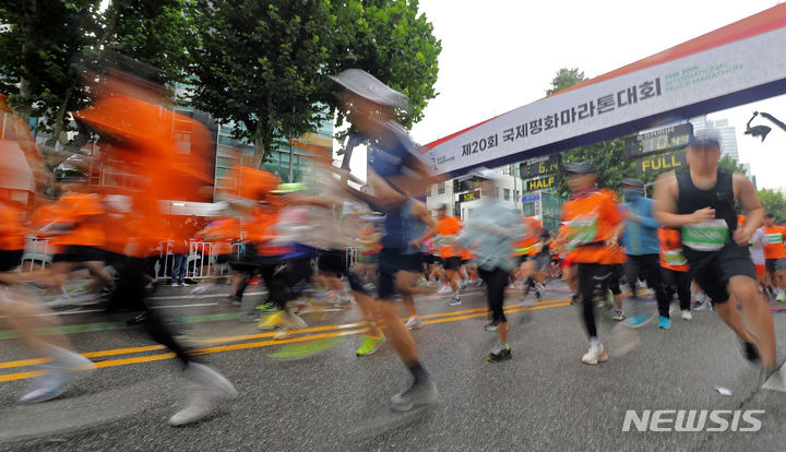 [서울=뉴시스] 김금보 기자 = 9일 오전 서울 강남구 봉은사로 일대에서 열린 '제20회 국제평화마라톤'에서 마라토너들이 출발하고 있다. 이번 행사에는 주한 미8군 사령부, 각국 대사관, 외국인, 동호회원 등 6000여 명이 참가했다. 2023.10.09. kgb@newsis.com