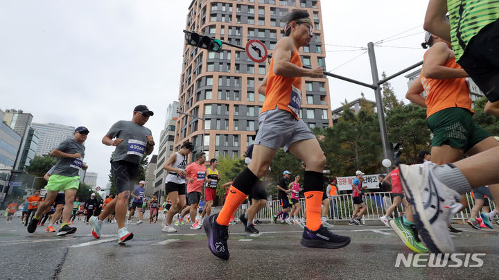 [서울=뉴시스] 김금보 기자 = 9일 오전 서울 강남구 봉은사로 일대에서 열린 '제20회 국제평화마라톤'에서 마라토너들이 출발하고 있다. 이번 행사에는 주한 미8군 사령부, 각국 대사관, 외국인, 동호회원 등 6000여 명이 참가했다. 2023.10.09. kgb@newsis.com