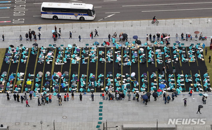 [서울=뉴시스] 배훈식 기자 = 제577돌 한글날인 9일 오전 서울 종로구 광화문 광장에서 열린 '광화문 광장 휘호대회 참가자들이 한글 서예 실력을 뽐내고 있다. 2023.10.09. dahora83@newsis.com