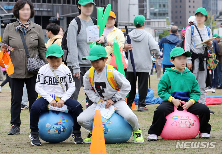 [서울=뉴시스] 지난 10월9일 오전 서울 중구 서울광장에서 열린 시민과 함께하는 가을 건강운동회에서 어린이들이 호핑 달리기를 하고 있다. (사진=뉴시스DB). 2023.12.26. photo@newsis.com
