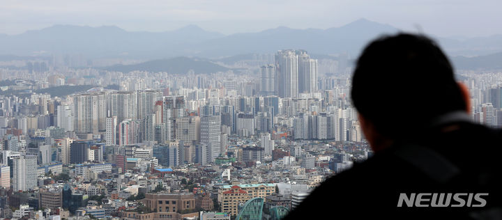 [서울=뉴시스] 김금보 기자 = 지난달 서울 아파트 전세 거래 비중이 2년 4개월 만에 최대를 기록했다. 9일 서울부동산정보광장에 따르면 지난달 서울 아파트 전월세 거래량 중 전세 거래는 전체의 62.1%인 8707건으로, 2021년 5월(67.2%) 이후 2년4개월 만에 가장 높은 수치를 보였다. 2023.10.09. kgb@newsis.com