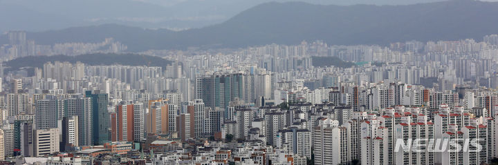 서울 상업·업무용 건물 거래 건수는 늘고 있지만, 대형 거래가 급감하면서 거래액은 감소한 것으로 나타났다.  고금리와 경기침체 영향 등으로 거래 규모가 크지 않은 '꼬마빌딩'만 거래되고 있는 상황이다.