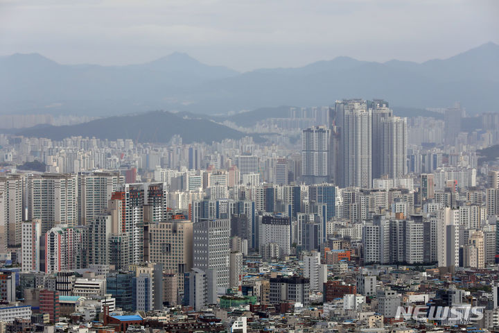 [서울=뉴시스] 김금보 기자 = 지난달 서울 아파트 전세 거래 비중이 2년 4개월 만에 최대를 기록했다. 9일 서울부동산정보광장에 따르면 지난달 서울 아파트 전월세 거래량 중 전세 거래는 전체의 62.1%인 8707건으로, 2021년 5월(67.2%) 이후 2년4개월 만에 가장 높은 수치를 보였다. 2023.10.09. kgb@newsis.com