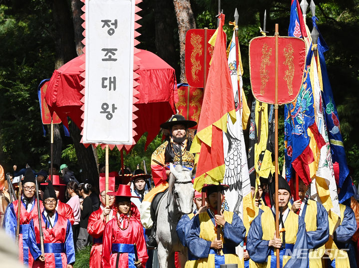 [수원=뉴시스] 김종택기자 = '2023 정조대왕 능행차 공동재현' 행렬이 9일 경기도 수원시 장안구 노송지대를 지나고 있다. 정조대왕 능행차는 서울 창덕궁에서 수원화성을 거쳐 화성 융릉까지 이어진 1795년 을묘년 원행을 재현한 행사이다. 2023.10.09. jtk@newsis.com