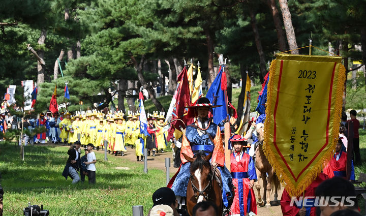 [수원=뉴시스] 김종택기자 = '2023 정조대왕 능행차 공동재현' 행렬이 9일 경기도 수원시 장안구 노송지대를 지나고 있다. 정조대왕 능행차는 서울 창덕궁에서 수원화성을 거쳐 화성 융릉까지 이어진 1795년 을묘년 원행을 재현한 행사이다. 2023.10.09. jtk@newsis.com
