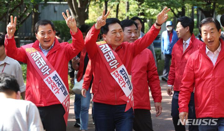 [서울=뉴시스] 추상철 기자 = 김기현 국민의힘 당 대표가 9일 오후 서울 강서구 공암나루근린공원에서 김태우 강서구청장 후보 지원유세를 하고 있다. (공동취재사진) 2023.10.09. photo@newsis.com