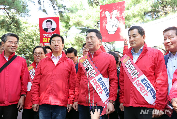 [서울=뉴시스] 추상철 기자 = 김기현 국민의힘 당 대표가 9일 오후 서울 강서구 공암나루근린공원에서 김태우 강서구청장 후보 지원유세를 하고 있다. (공동취재사진) 2023.10.09. photo@newsis.com