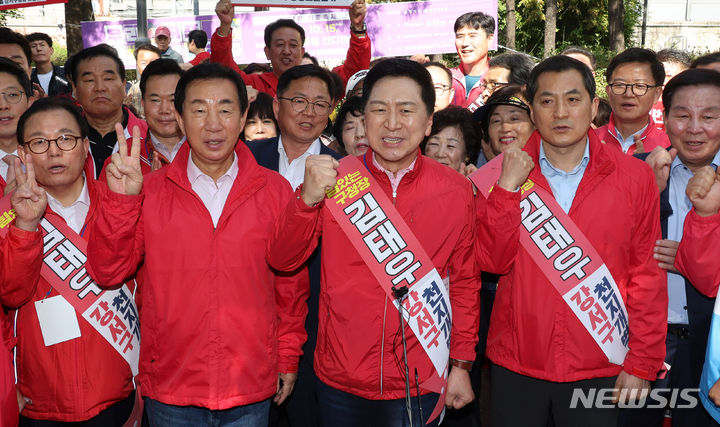 김태우 후보 지원유세 나선 김기현 국민의힘 대표.  [서울=뉴시스] 추상철 기자 = 김기현 국민의힘 당 대표가 9일 오후 서울 강서구 공암나루근린공원에서 김태우 강서구청장 후보 지원유세를 하고 있다. (공동취재사진) 2023.10.09. photo@newsis.com