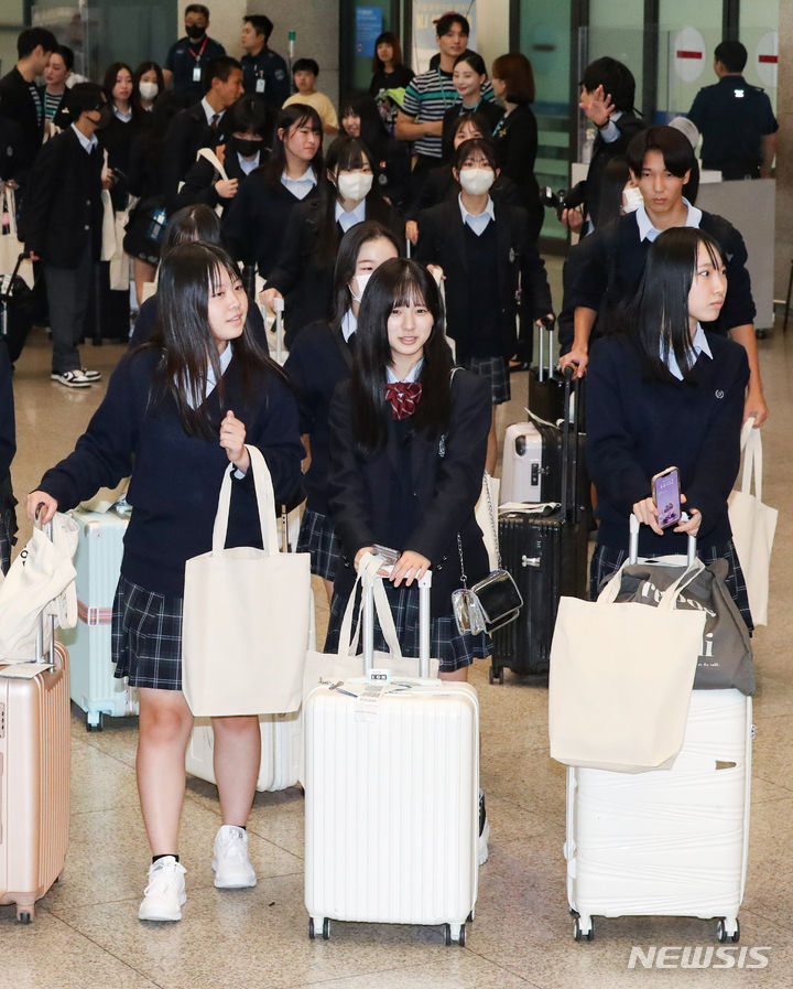 [인천공항=뉴시스] 황준선 기자 = 일본 가가와현 사카이데 제일고등학교 수학여행 학생들이 9일 에어서울의 인천~다카마쓰 노선을 이용해 인천국제공항으로 입국하고 있다. 2023.10.09. hwang@newsis.com