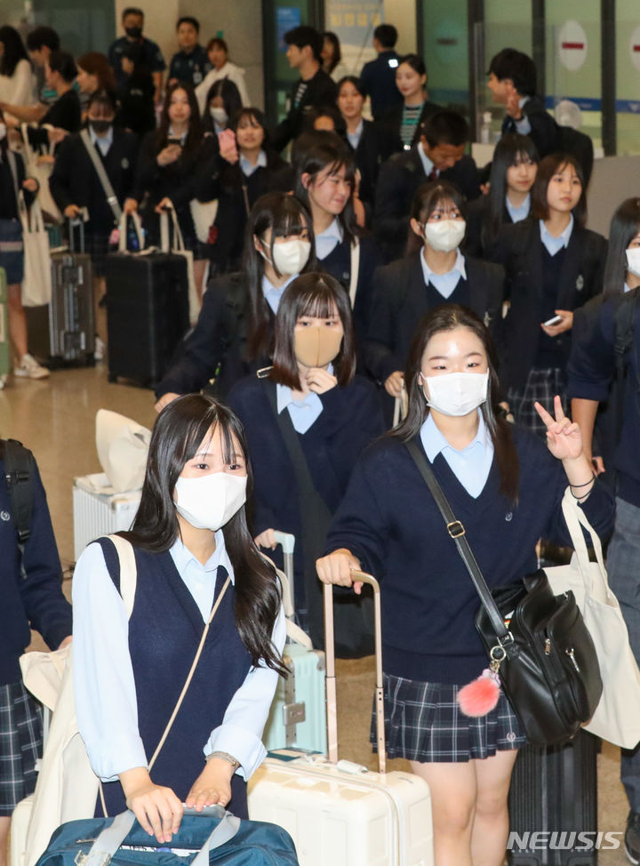 [인천공항=뉴시스] 황준선 기자 = 일본 가가와현 사카이데 제일고등학교 수학여행 학생들이 9일 에어서울의 인천~다카마쓰 노선을 이용해 인천국제공항으로 입국하고 있다. 2023.10.09. hwang@newsis.com