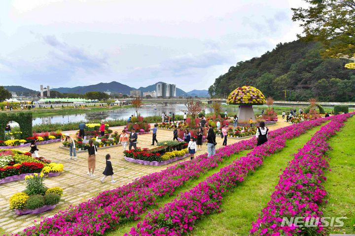 [장성=뉴시스] 이창우 기자=장성 황룡강 힐링허브 정원. (사진=장성군 제공) 2023.10.09. photo@newsis.com