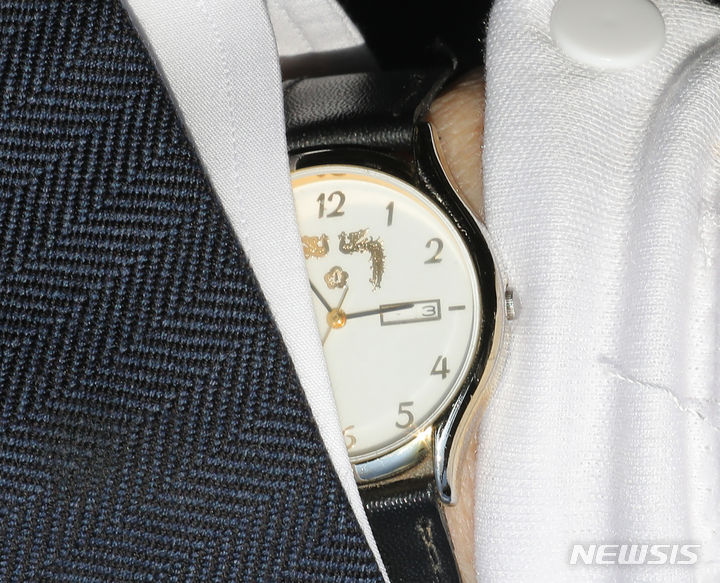 [서울=뉴시스] 김금보 기자 = 9일 오후 서울 동작구 국립서울현충원 국가유공자 제1묘역에서 거행된 '제40주기 아웅산 묘소 순국 국가유공자 추모식'에 참석한 장세동 당시 대통령 경호실장이 대통령 휘장이 새겨진 손목시계를 착용하고 있다. 2023.10.09. kgb@newsis.com