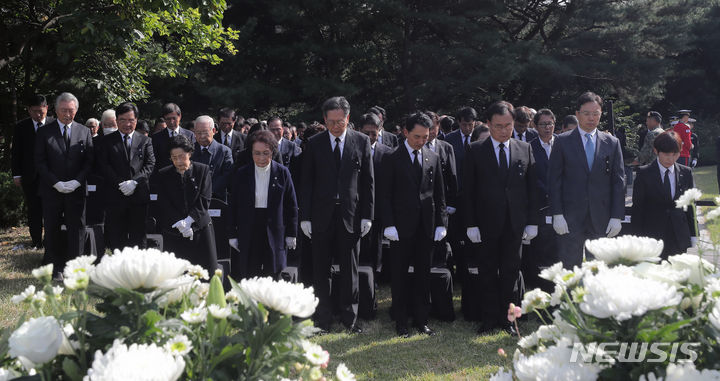 [서울=뉴시스] 김금보 기자 = 9일 오후 서울 동작구 국립서울현충원 국가유공자 제1묘역에서 거행된 '제40주기 아웅산 묘소 순국 국가유공자 추모식'에서 박민식 국가보훈부 장관과 유가족들이 묵념을 하고 있다. 국가보훈부가 제40주기를 맞아 정부 행사의 격식을 갖춘 추모식으로 주관하는 것은 이번이 처음이다. 2023.10.09. kgb@newsis.com