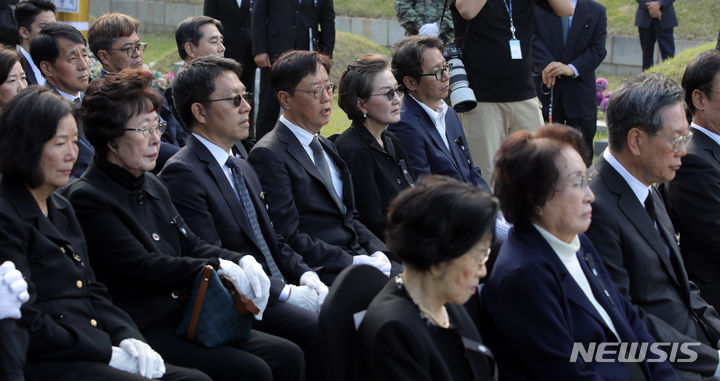 [서울=뉴시스] 김금보 기자 = 9일 오후 서울 동작구 국립서울현충원 국가유공자 제1묘역에서 거행된 '제40주기 아웅산 묘소 순국 국가유공자 추모식'에서 참석자들이 슬퍼하고 있다. 국가보훈부가 제40주기를 맞아 정부 행사의 격식을 갖춘 추모식으로 주관하는 것은 이번이 처음이다. 2023.10.09. kgb@newsis.com