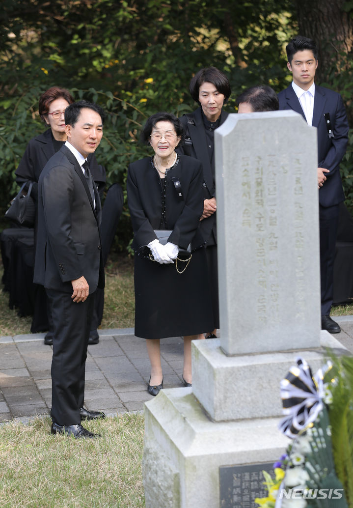 [서울=뉴시스] 김금보 기자 = 9일 오후 서울 동작구 국립서울현충원 국가유공자 제1묘역에서 거행된 '제40주기 아웅산 묘소 순국 국가유공자 추모식'에서 박민식 국가보훈부 장관과 유가족들이 대화하고 있다. 국가보훈부가 제40주기를 맞아 정부 행사의 격식을 갖춘 추모식으로 주관하는 것은 이번이 처음이다. 2023.10.09. kgb@newsis.com