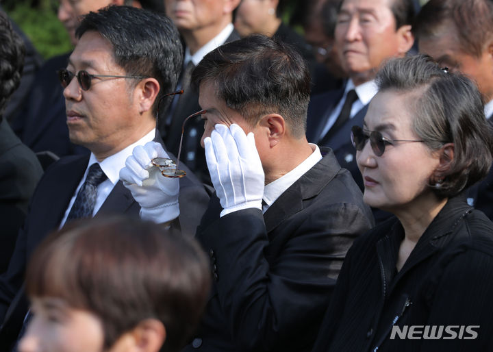 [서울=뉴시스] 김금보 기자 = 9일 오후 서울 동작구 국립서울현충원 국가유공자 제1묘역에서 거행된 '제40주기 아웅산 묘소 순국 국가유공자 추모식'에서 참석자들이 슬퍼하고 있다. 국가보훈부가 제40주기를 맞아 정부 행사의 격식을 갖춘 추모식으로 주관하는 것은 이번이 처음이다. 2023.10.09. kgb@newsis.com