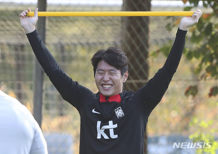 [파주=뉴시스] 김근수 기자 = 축구 대표팀 이강인이 9일 경기 파주 축구국가대표트레이닝센터(NFC)에서 열린 축구 국가대표팀 훈련공개에서 스트래칭 훈련을 하고 있다. 축구 국가대표팀은 오는 13일 서울에서 튀니지를 상대한 뒤 17일 수원에서 베트남과 친선경기를 치른다. 2023.10.09. ks@newsis.com