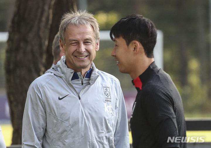 [파주=뉴시스] 김근수 기자 = 축구 국가대표팀 손흥민이 9일 경기 파주 축구국가대표트레이닝센터(NFC)에서 열린 축구 국가대표팀 훈련공개에서 위르겐 클린스만 감독과 이야기를 나누고 있다. 축구 국가대표팀은 오는 13일 서울에서 튀니지를 상대한 뒤 17일 수원에서 베트남과 친선경기를 치른다. 2023.10.09. ks@newsis.com