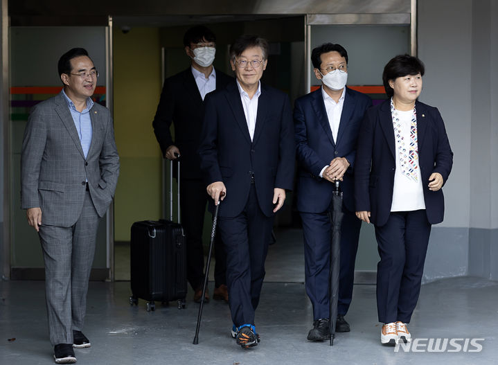 [서울=뉴시스] 조성우 기자 = 이재명 더불어민주당 대표가 9일 오후 서울 중랑구 녹색병원에서 퇴원하고 있다. 이 대표는 퇴원 후 강서구청장 보궐선거 진교훈 후보의 유세 현장에 참석할 예정이다. (공동취재사진) 2023.10.09. photo@newsis.com
