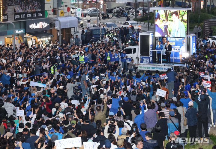 [서울=뉴시스] 추상철 기자 = 퇴원한 이재명 더불어민주당 대표가 9일 오후 서울 강서구 발산역에서 진교훈 강서구청장 후보 지원유세를 하고 있다. (공동취재사진) 2023.10.09. photo@newsis.com