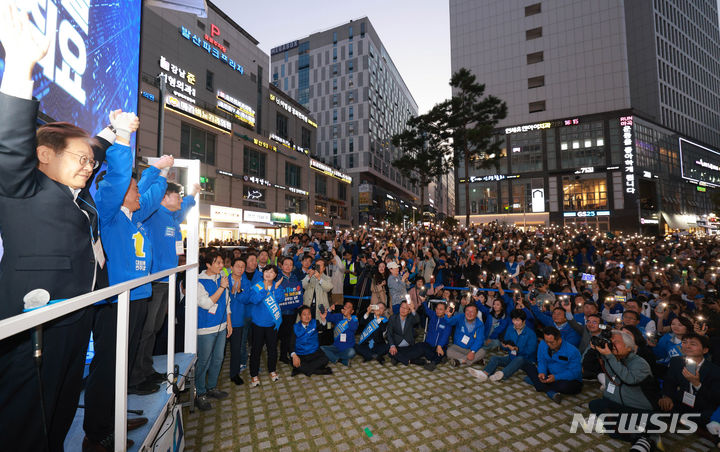 [서울=뉴시스] 추상철 기자 = 퇴원한 이재명 더불어민주당 대표가 9일 오후 서울 강서구 발산역에서 진교훈 강서구청장 후보 지원유세를 하고 있다. (공동취재사진) 2023.10.09. photo@newsis.com