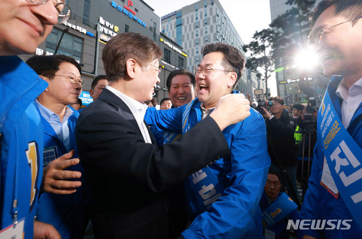 [서울=뉴시스] 추상철 기자 = 퇴원한 이재명 더불어민주당 대표가 9일 오후 서울 강서구 발산역에서 진교훈 강서구청장 후보 지원유세에 참석하며 박찬대 의원과 포옹하고 있다. (공동취재사진) 2023.10.09. photo@newsis.com