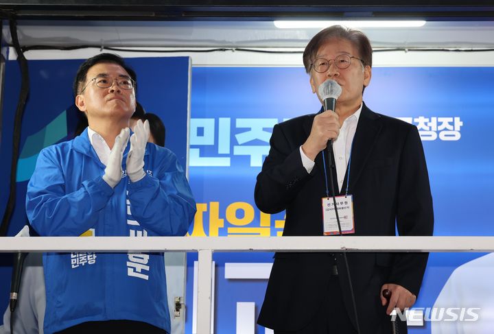 [서울=뉴시스] 추상철 기자 = 이재명 더불어민주당 대표가(오른쪽) 9일 오후 서울 강서구 발산역 부근 공원에서 열린 진교훈 강서구청장 후보 유세에서 진 후보의 지지를 호소하고 있다. (공동취재사진) 2023.10.09. photo@newsis.com