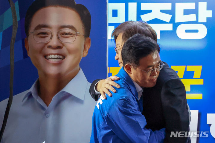 [서울=뉴시스] 추상철 기자 = 퇴원한 이재명 더불어민주당 대표가 9일 오후 서울 강서구 발산역에서 진교훈 강서구청장 후보 지원유세중 포옹하고 있다. (공동취재사진) 2023.10.09. photo@newsis.com