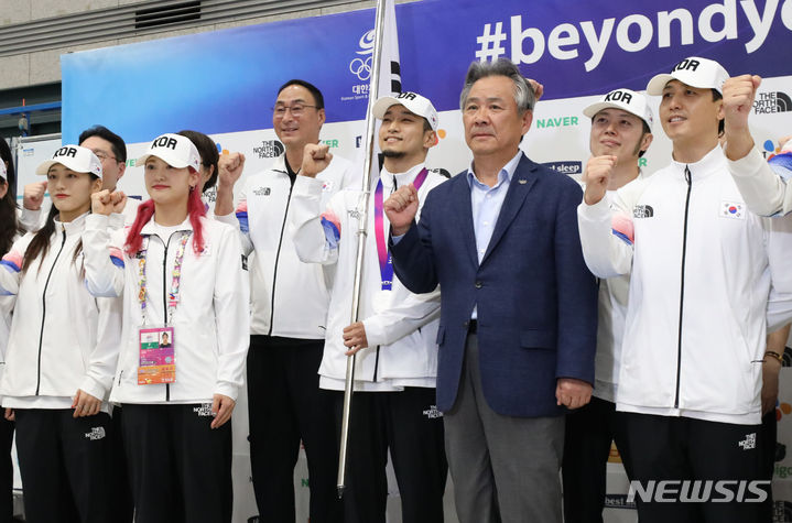 [인천공항=뉴시스] 황준선 기자 = 2022 항저우 아시안게임에 출전한 대한민국 선수단과 이기흥 대한체육회장, 장재근 선수단 총감독이 9일 오후 인천국제공항 제1여객터미널 입국장을 통해 귀국해 기념촬영을 하고 있다. 2023.10.09. hwang@newsis.com