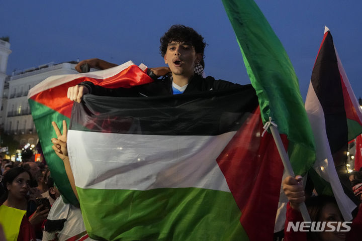 [마드리드=AP/뉴시스] 스페인 마드리드에서 10월 9일 팔레스타인 깃발을 든 시위대가 이스라엘의 가자지구 공습에 반대하며 구호를 외치고 있다. 2023.10.12.