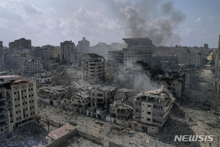 [가자지구=AP/뉴시스] 10일(현지시간) 팔레스타인 가자지구의 건물들이 이스라엘의 공습으로 파괴돼 있다. 2023.10.11.