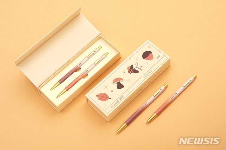 [서울=뉴시스] 모나미 '뉴 153어텀'. (사진=모나미 제공) 2023.10.10. photo@newsis.com