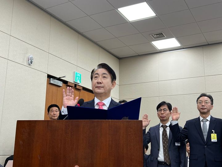 [서울=뉴시스] 이동관 방송통신위원장이 10일 국회에서 열린 과학기술정보방송통신위원회의 방통위 국정감사에 참석했다. (사진=심지혜 기자) *재판매 및 DB 금지