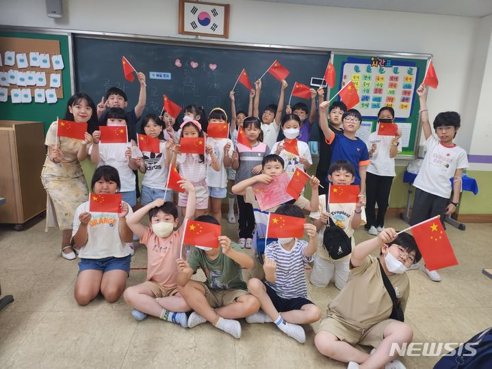 [전주=뉴시스]윤난슬 기자 = 전북도교육청이 유학생 교육 기부 활동을 통한 다문화 이해 및 글로벌 인재 육성을 위해 운영하는 '지구촌 문화 교실'에 대한 만족도가 높은 것으로 조사됐다.(사진=전북교육청 제공) 
