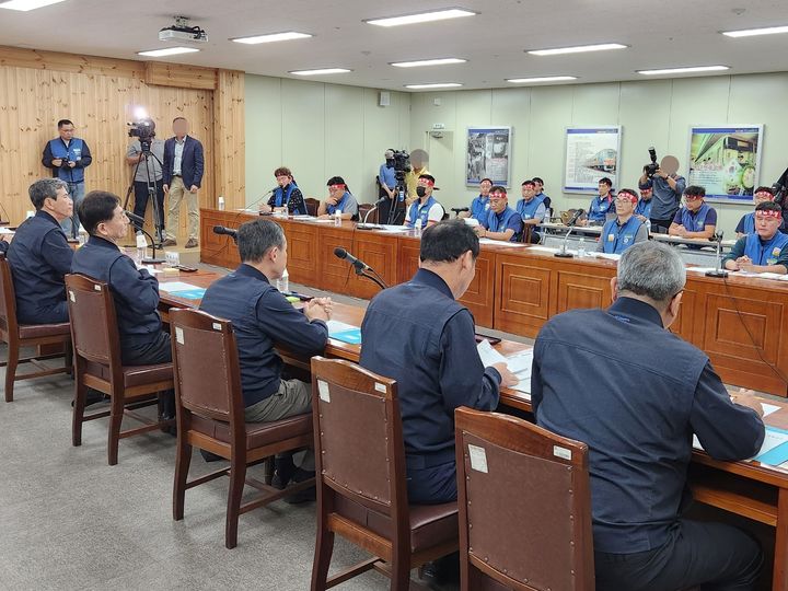 [부산=뉴시스] 권태완 기자 = 10일 오후 부산 금정구 노포차량사업소에서 부산지하철 노사 대표들이 최종 교섭을 벌이고 있다. 노조는 이날 최종 교섭이 결렬되면 오는 11일 오전 5시부터 총파업에 돌입할 계획이다. (사진=부산교통공사 제공) 2023.10.10. photo@newsis.com *재판매 및 DB 금지