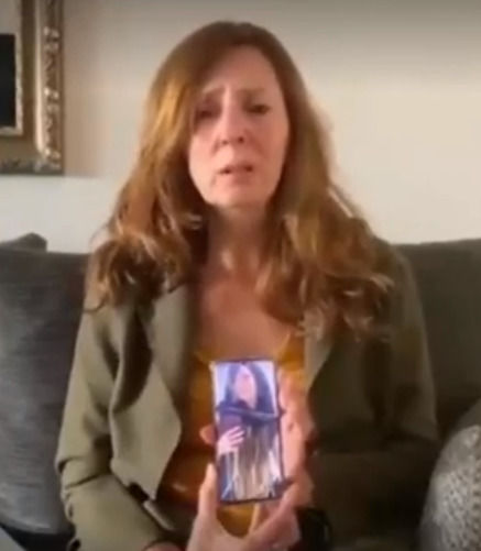 [서울=뉴시스] 하마스에 납치된 딸을 둔 어머니 리카르다 루크가 9일(현지 시간) 'X(구 트위터)'에 영상을 올려 "독일 시민권자인 내 딸 샤니 루크가 이스라엘 남부에서 관광객들과 함께 납치됐다"며 도움을 호소했다. 사진은 딸의 사진을 들고 심경을 전하는 리카르다 루크. (사진=X 갈무리) 2023.10.10 *재판매 및 DB 금지